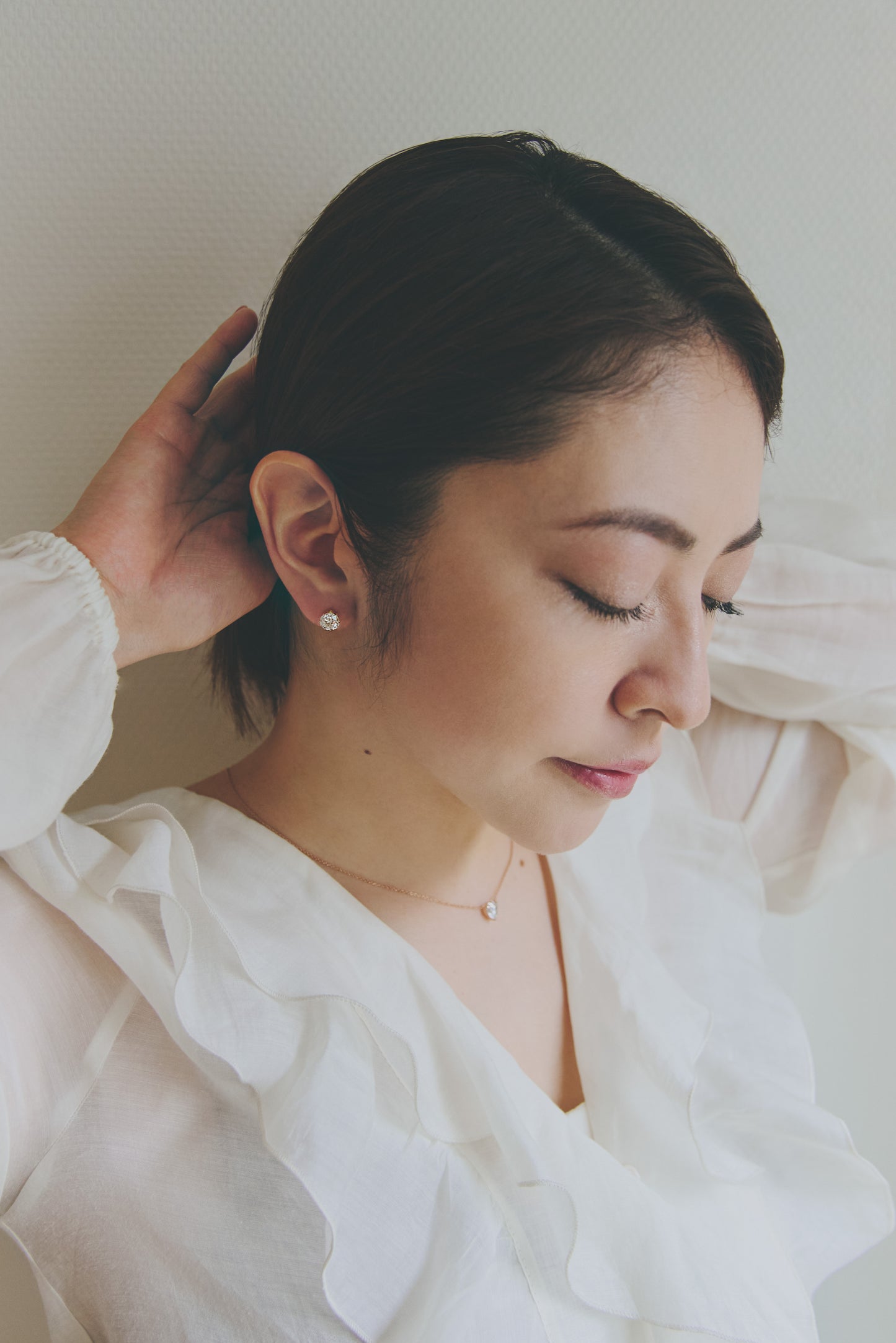 Round stud earrings