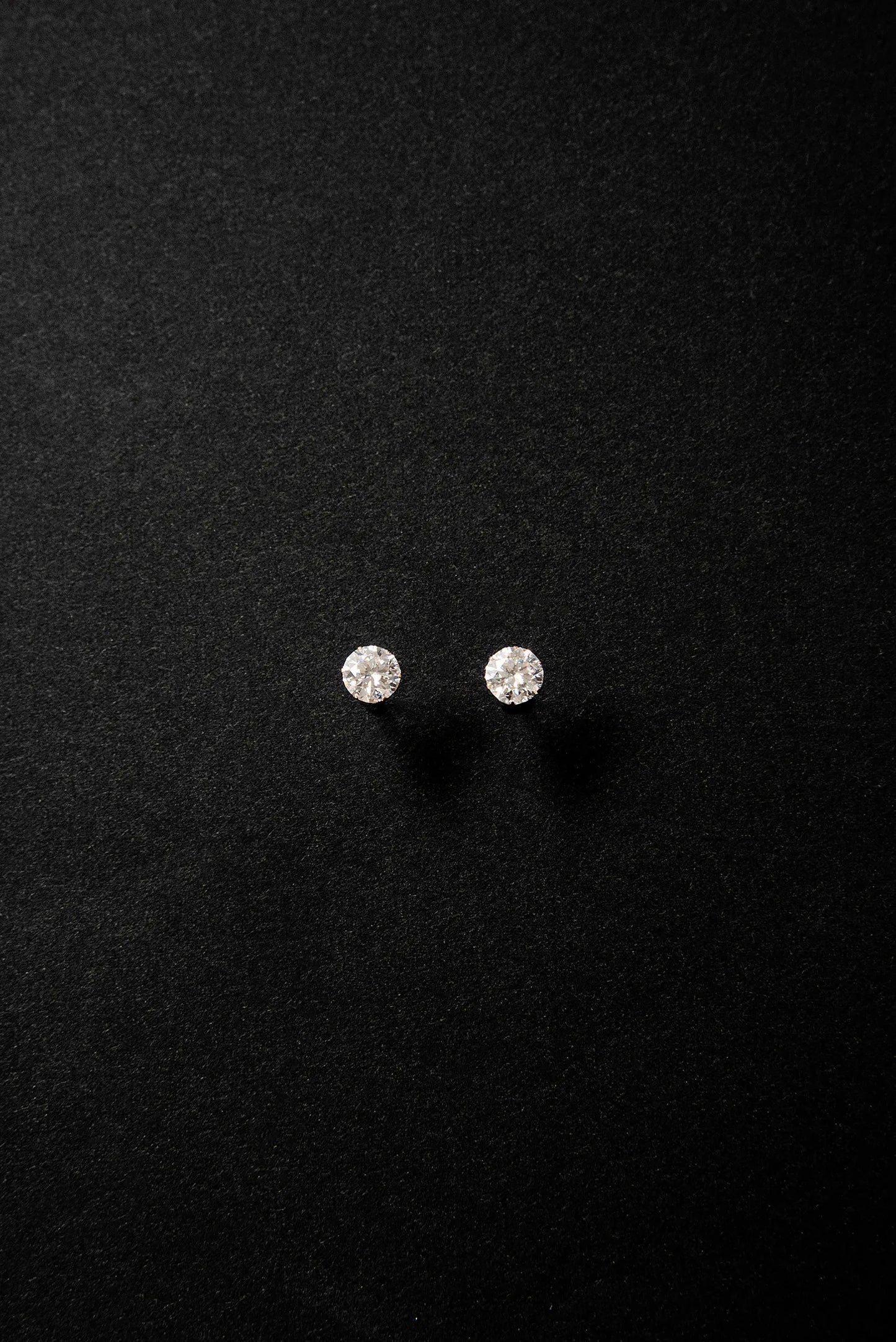 Round stud earrings